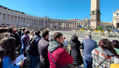 ساحة القديس بطرس في الفاتيكان تغص بالمشاركين بقداس الشعانين