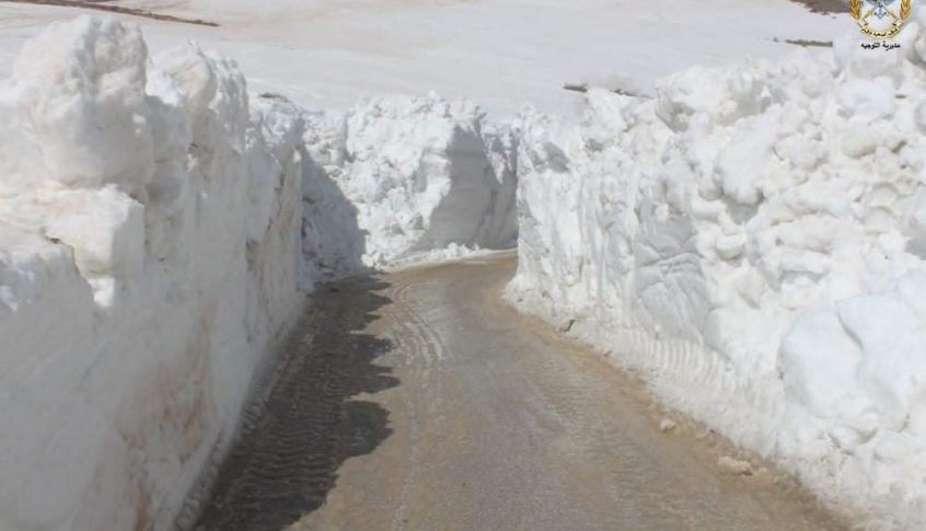 طرقات جبلية مقطوعة بسبب تراكم الثلوج