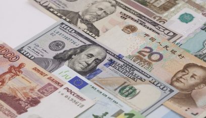 الدولار يتذبذب وارتفاع باليورو والإسترليني