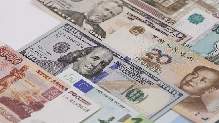 الدولار يتراجع قليلا أمام العملات العالمية