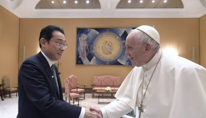 رئيس الوزراء الياباني يلتقي البابا في الفاتيكان