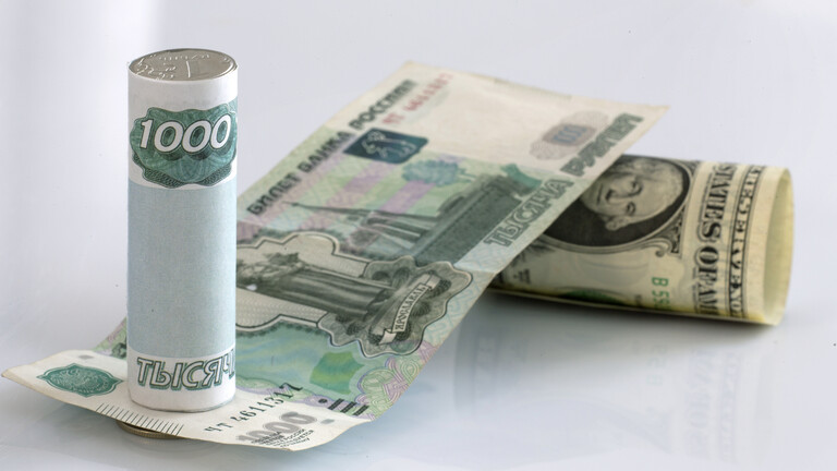 العملة الروسية تواصل الارتفاع..