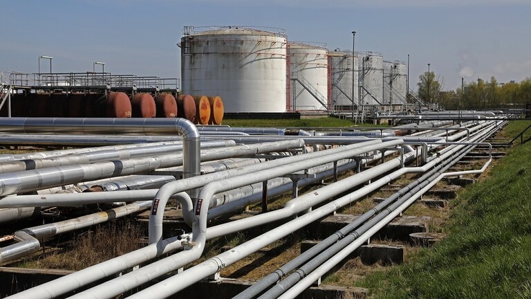 الاتحاد الأوروبي يقترح إعفاء دول أوروبية من حظر النفط الروسي حتى 2024