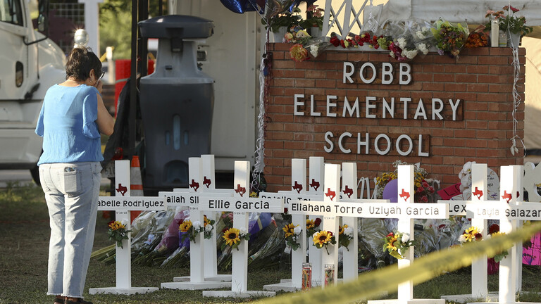 “مات من الحزن”.. وفاة زوج المعلمة الضحية بمدرسة تكساس!