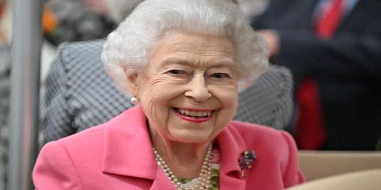 بريطانيا تسك أكبر عملة احتفالاً باليوبيل الماسي للملكة إليزابيث