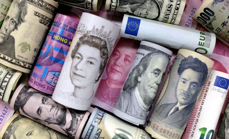الدولار عند أعلى مستوى في 10 أشهر