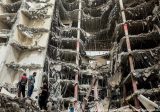 إخلاء سكان مبنى في صور استهدفته غارة اسرائيلية