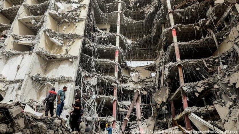 إخلاء سكان مبنى في صور استهدفته غارة اسرائيلية