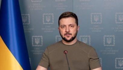 زيلينسكي يوقع على قانون يشدد الرقابة على وسائل الإعلام