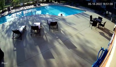 بالفيديو: “مفاجأة مرعبة” لسيدة في حوض السباحة!