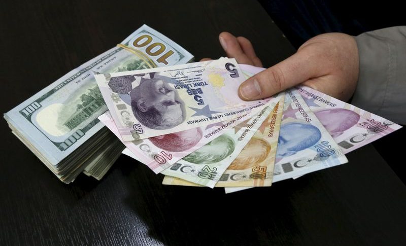 الليرة التركية تهوي لقاع قياسي جديد مقابل الدولار