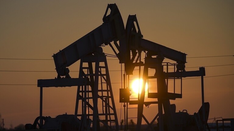 النفط ينهي أطول سلسلة مكاسب أسبوعية في 2023