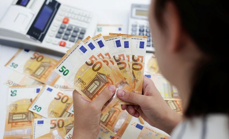 اليورو يهبط إلى ما دون دولار واحد لأول مرة منذ 20 عاماً