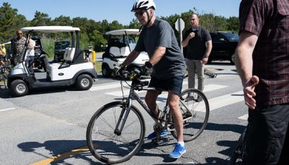الرئيس الاميركي يسقط من دراجته دون أن يصاب بأذى(بالفيديو والصور)