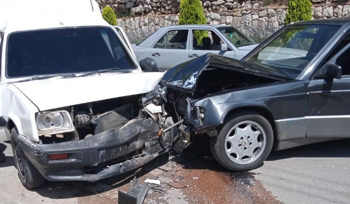 “التحكم المروري”: حادث تصادم بين شاحنة وسيارة على اوتوستراد الرئيس لحود باتجاه الكرنتينا وحركة المرور كثيفة في المحلة