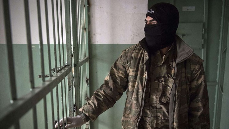 هروب سجناء من “داعش” في هجوم على سجن الرقة المركزي