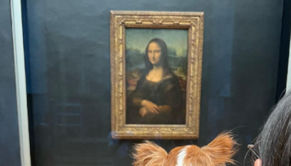 فنانة أميركية تثير الجدل بإدخالها كلبها إلى متحف اللوفر