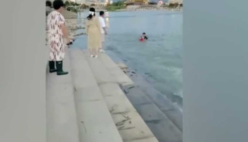 بالفيديو: موقف بطولي من شاب ينقذ طفلة من الغرق