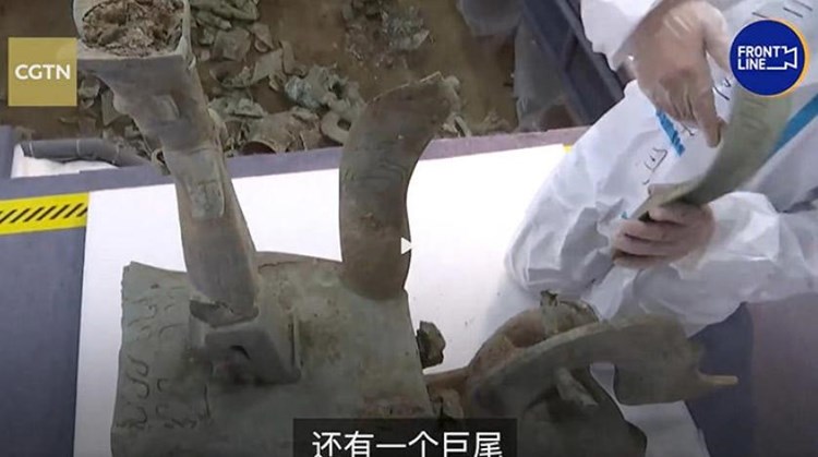 الصين: استخراج تمثال نادر يمثّل وحشاً أسطورياً