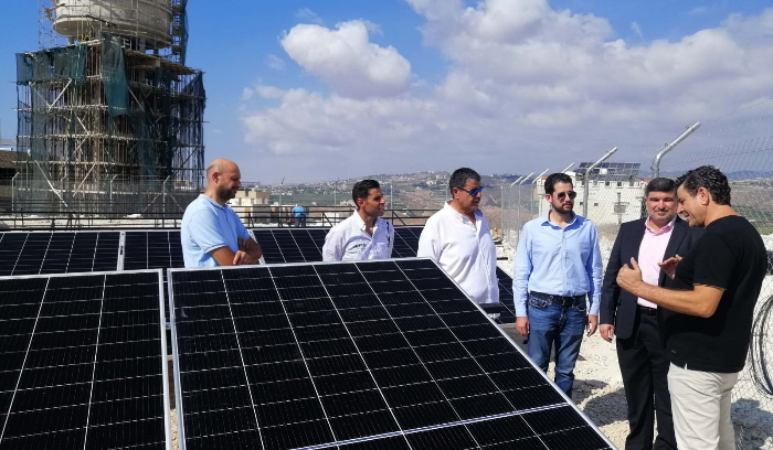 المباشرة بتركيب إنارة على الطاقة الشمسية في دورس
