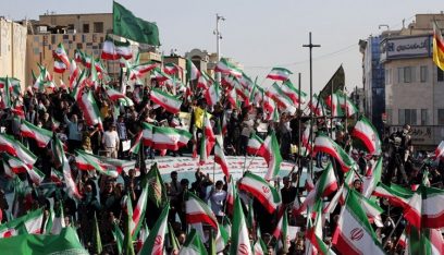 إيران: حشود شعبية ضخمة تشارك في مراسم تشييع شهداء شيراز في مدينة مشهد شمال شرق البلاد
