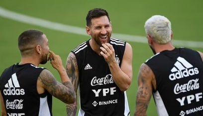 بالفيديو: لاعب منتخب الأرجنتين يصفع ميسي في التدريبات!