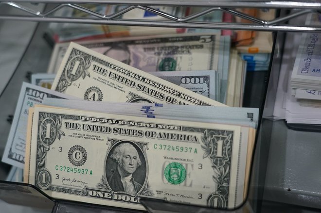 الدولار يستقر قبيل بيانات التضخم واجتماع المركزي الأميركي