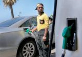 أسعار البنزين “تحرق” رواتب اللبنانيين.. والتنقل بالسيارة للميسورين!