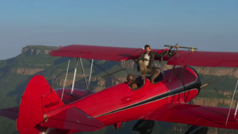 في مشهد خطير.. توم كروز يجلس على جناح طائرة! (فيديو)