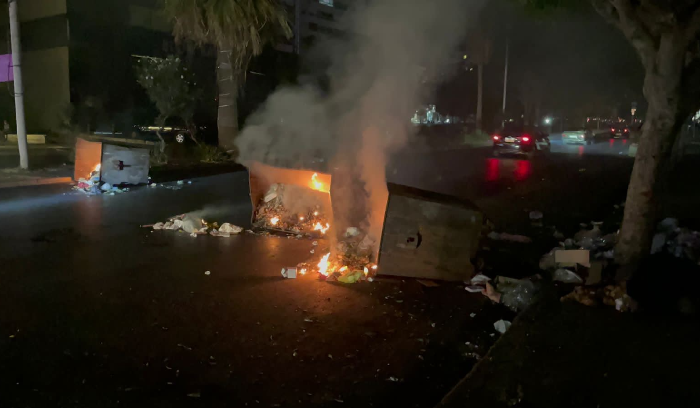 بالفيديو- المحتجون على طريق المطار يحرقون آلية لليونيفيل