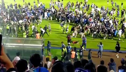 بالفيديو: مجزرة في إندونيسيا.. أكثر من 150 قتيلاً في ملعب كرة قدم!