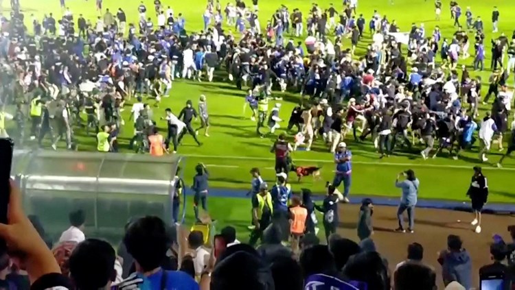 بالفيديو: مجزرة في إندونيسيا.. أكثر من 150 قتيلاً في ملعب كرة قدم!
