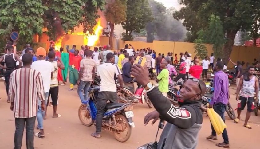 إطلاق غاز مسيل للدموع من السفارة الفرنسية في بوركينا فاسو لتفريق متظاهرين
