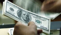 الدولار يتراجع وسط تجدد التوتر التجاري