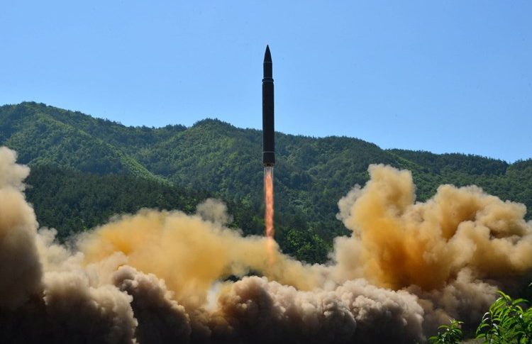 كوريا الشمالية تطلق صاروخاً بالستياً قادراً على استهداف اميركا!