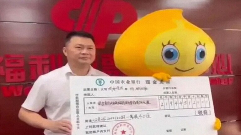صيني يخفي عن عائلته ربحه 30 مليون دولار في اليانصيب!