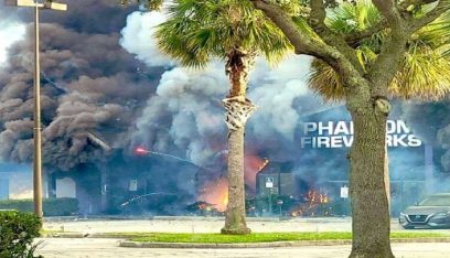بالفيديو: اصطدام سيارة بمتجر للألعاب النارية في فلوريدا