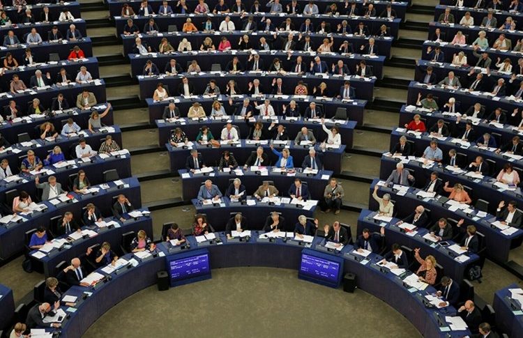 بولندا تقترح تحديد أسعار النفط الروسي عند 30 دولاراً للبرميل