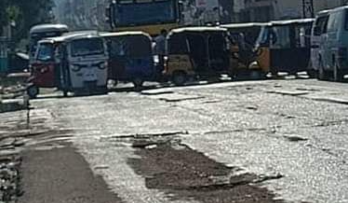 محتجون قطعوا طريق عام حلبا الكويخات احتجاجا على تردي أوضاع الطرق