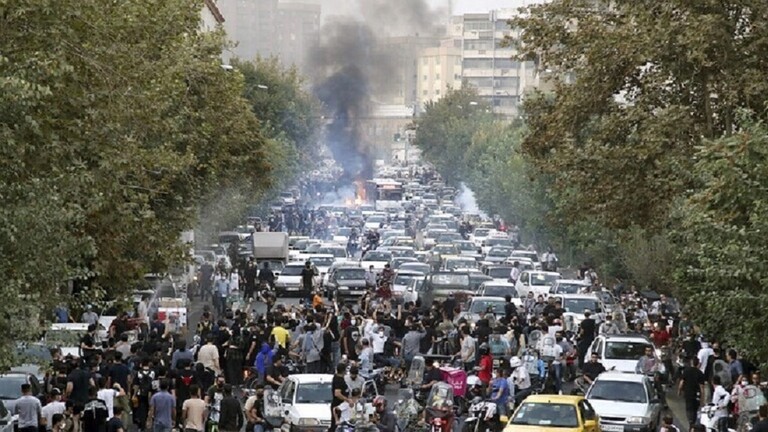 إيران تتعهد بمعاقبة المتورطين في أعمال الشغب أينما كانوا