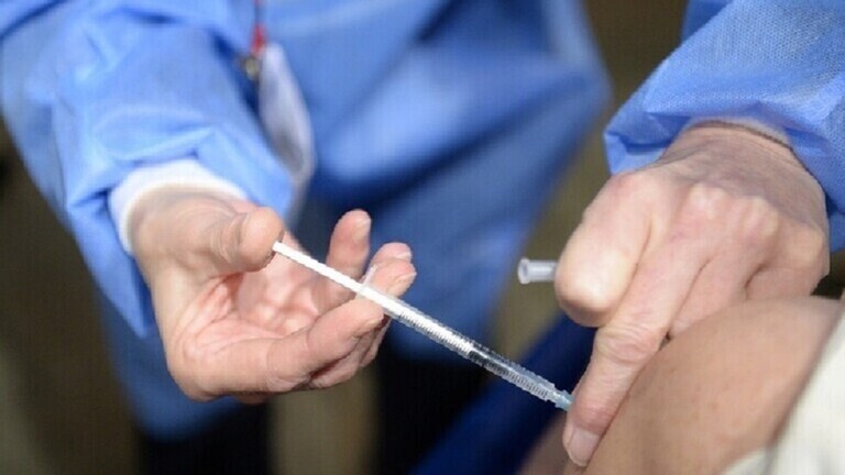 الصين تكثف عمليات تطعيم المسنين ضد كورونا