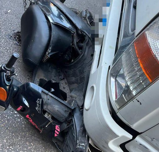 جريح نتيجة تصادم بين سيارة ودراجة نارية تحت جسر انطلياس ودراج من مفرزة سير الجديدة يعمل على المعالجة