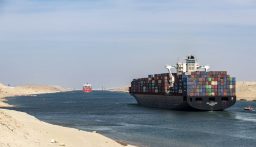 الحكومة المصرية: تراجع إيرادات قناة السويس 50 بالمئة مع استمرار التوترات في البحر الأحمر