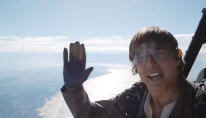 بالفيديو: توم كروز يستعرض مهاراته في القفز المظلي ليشكر متابعيه..
