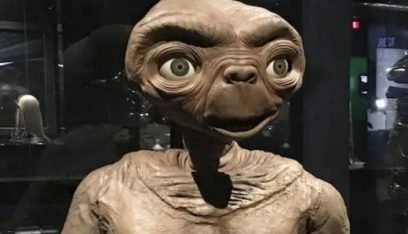 مزاد على دمية “ET” الفضائيّة