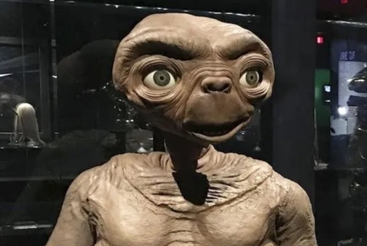 مزاد على دمية “ET” الفضائيّة