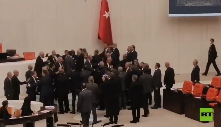 بالفيديو: عراك تحت قبة البرلمان التركي يرسل نائباً إلى العناية المركزة!