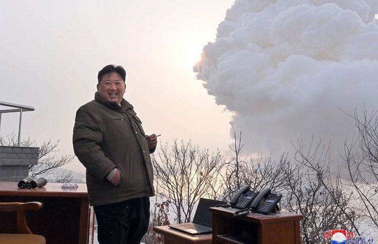 كوريا الشمالية تختبر محركاً صاروخياً يعمل بالوقود الصلب
