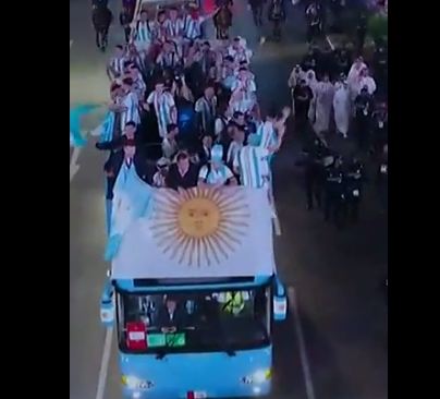 مشهد غير مسبوق في التاريخ.. حافلة منتخب الأرجنتين تجوب شوارع قطر