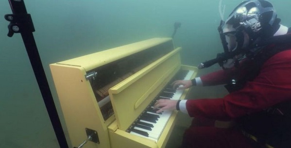 مدون بريطاني يعزف على البيانو تحت الماء!